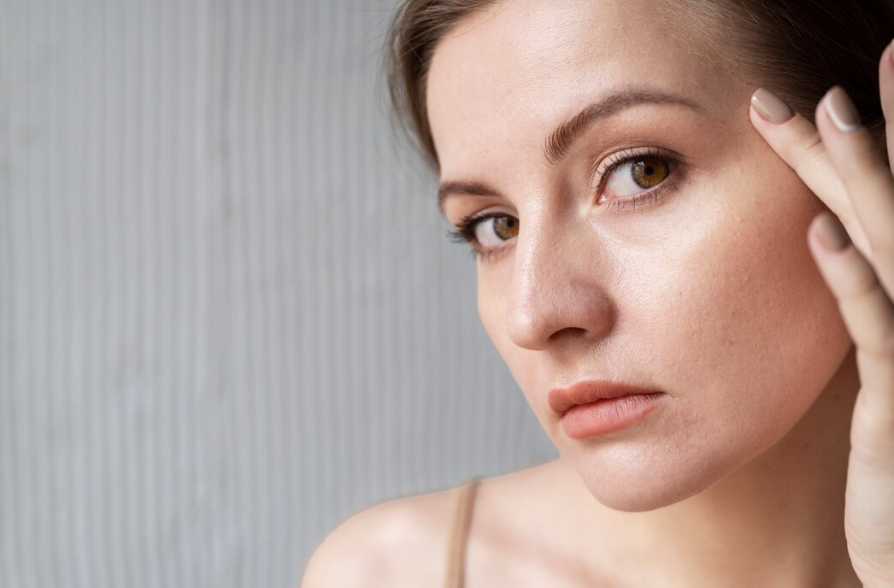 Vrouw met een droge en schilferige huid in het gezicht