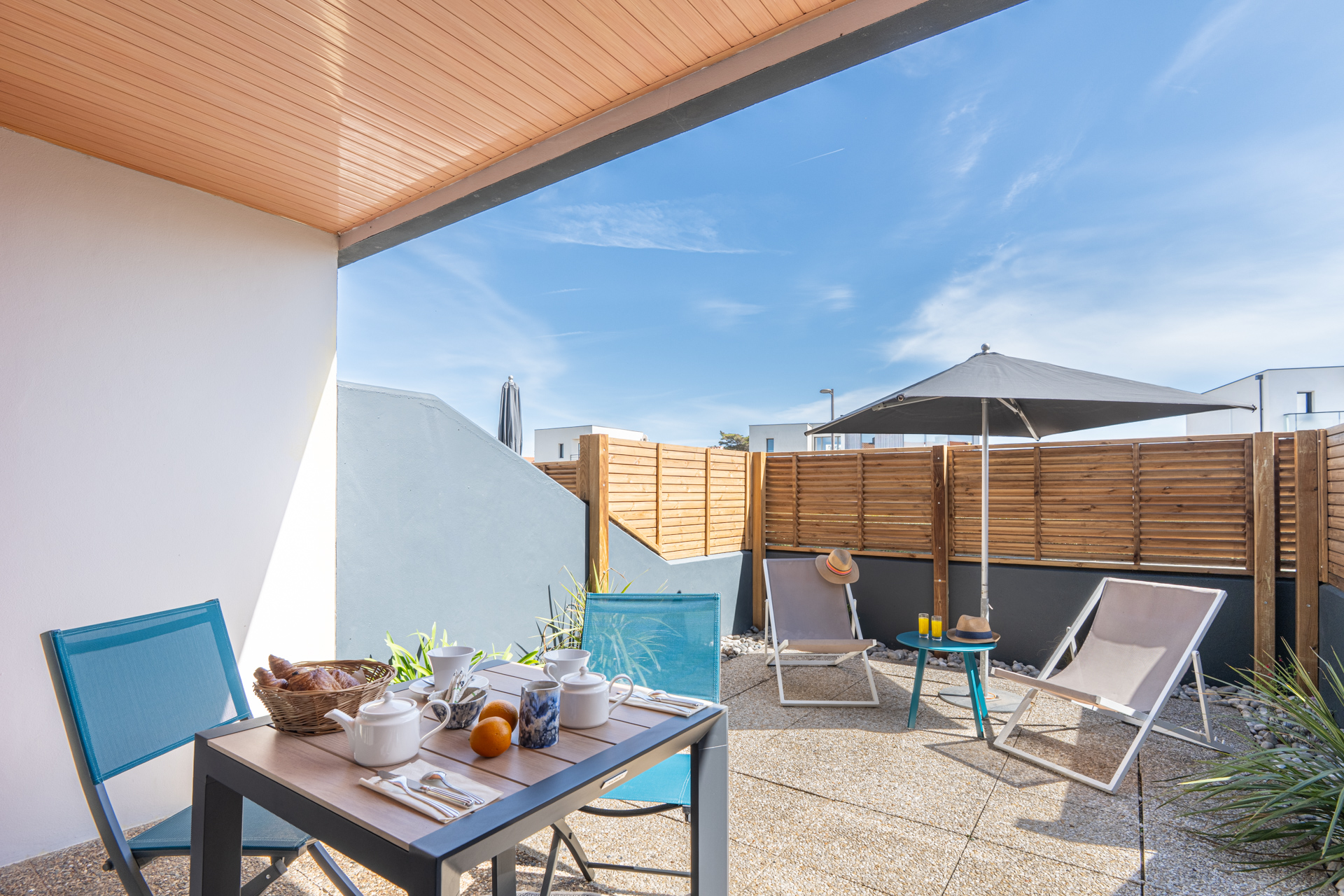 Terrasse aménagée avec transat et parasol