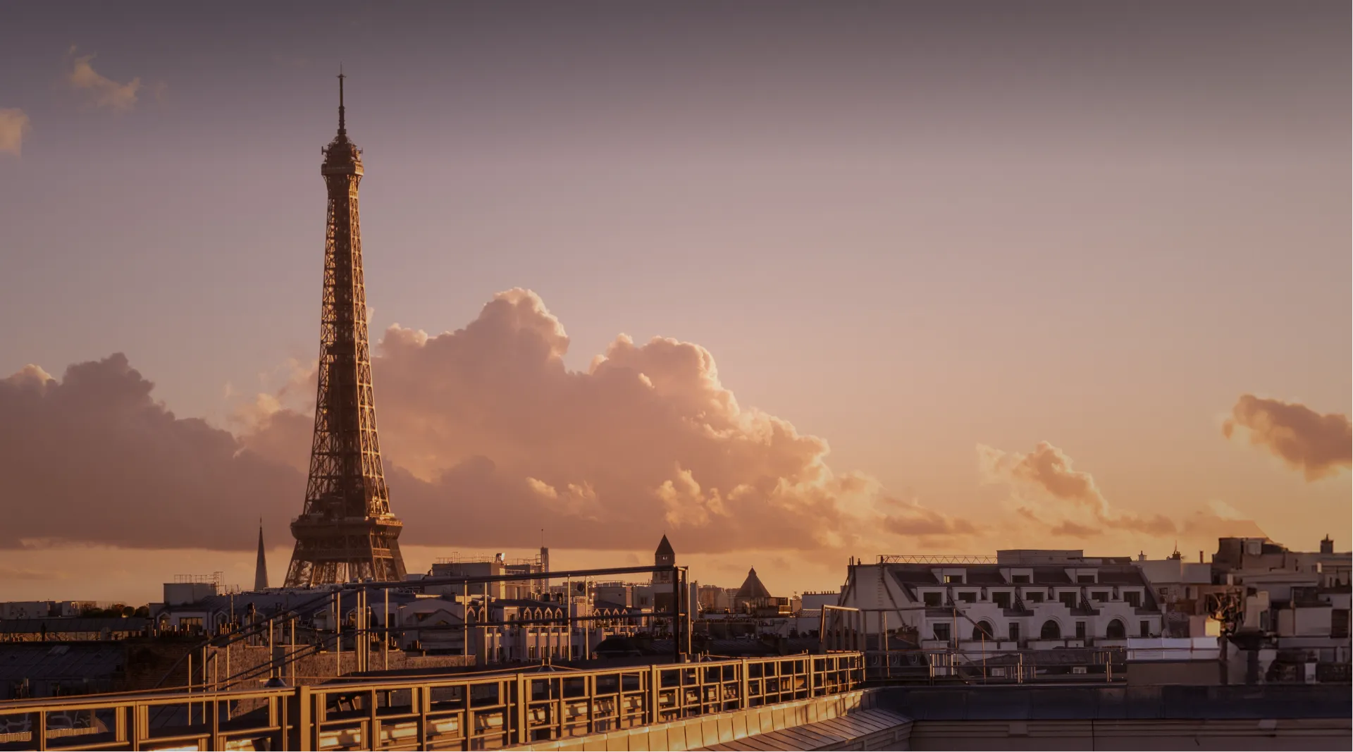 An exceptional view of the Eiffel Tower from the Hotel du Collectioneur, an unforgettable Parisian experience.