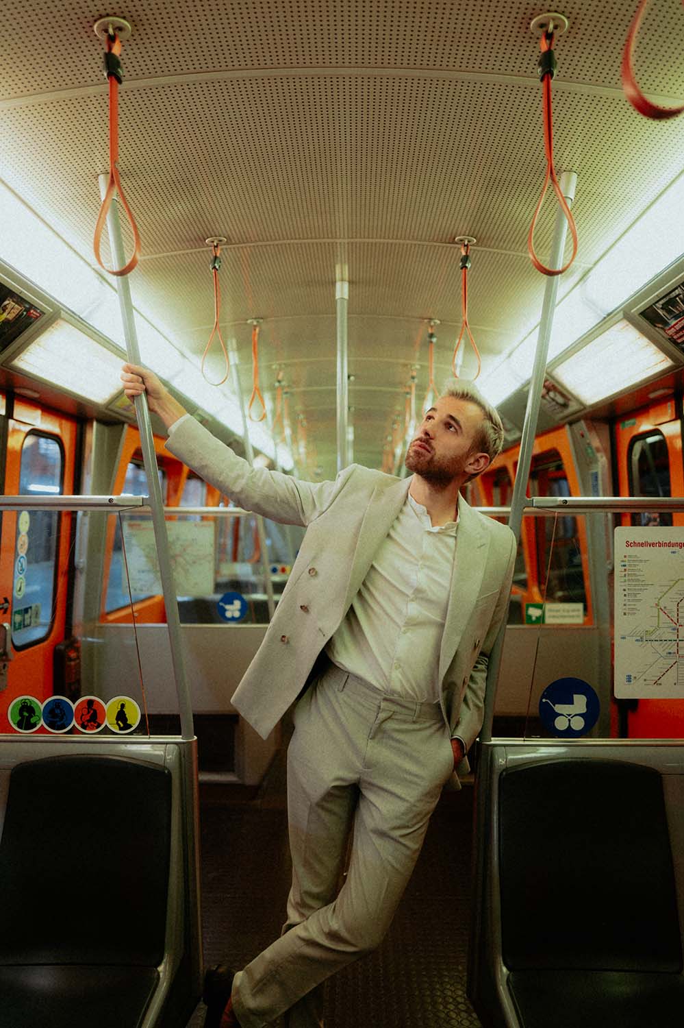 Singer-Songwriter Leo Poldau in der Straßenbahn in Wien