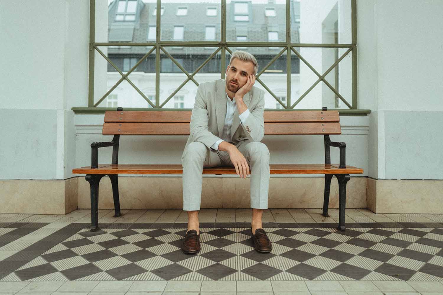 Leo Poldau auf einer Bank sitzend