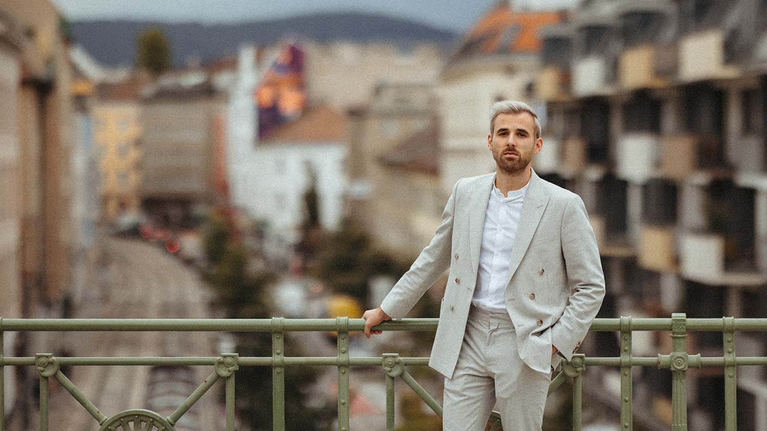 Der Musiker und Songwriter Leo Poldau steht in Wien