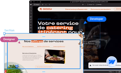 Capture d'écran d'un site web de services de catering en cours de création, montrant un design avec texte en français et une image de plat gastronomique, avec des étiquettes bleue 'Developer' et rose 'Designer'.