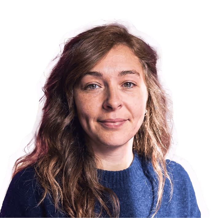 Portrait de Lou Leullieux, graphiste freelance spécialisée en identité visuelle food et lifestyle.