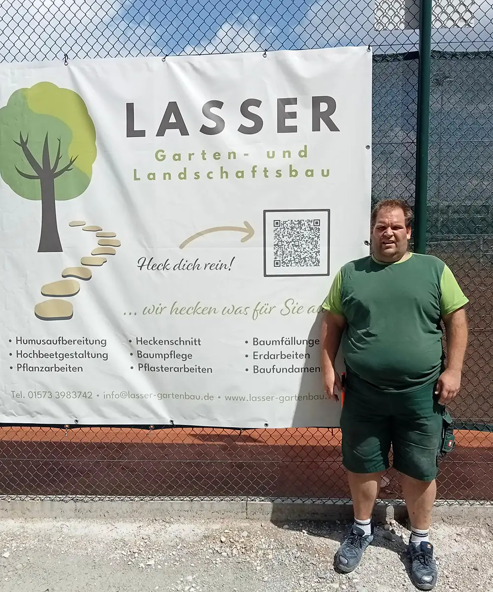 Daniel Lasser, Inhaber von DL Gartenbau Ulm, bei der Arbeit vor seinem Werbebanner