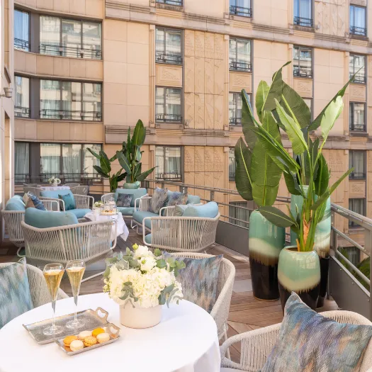 Balcon privé avec mobilier raffiné, idéal pour profiter d’un séjour luxueux à l’Hôtel du Collectionneur.