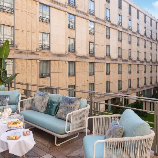 Espace intime sur un balcon privé, parfait pour un moment de détente à l’Hôtel du Collectionneur.