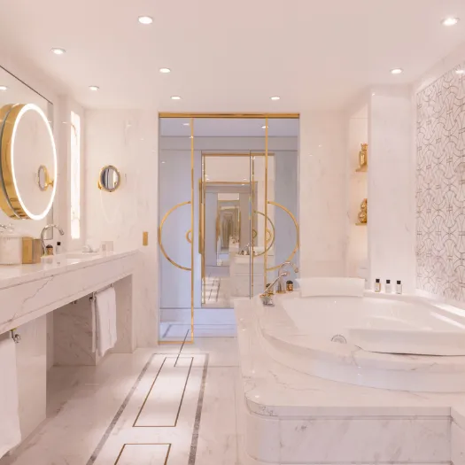 Espace bien-être privé avec double vasque et produits de luxe dans la salle de bain de l’Hôtel du Collectionneur.