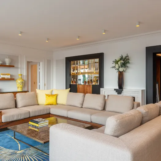 Salon élégant et spacieux de l’Hôtel du Collectionneur à Paris, avec mobilier raffiné et ambiance cosy.