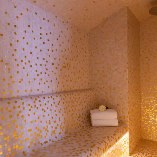 Espace bien-être luxueux de l’Hôtel du Collectionneur, avec spa et ambiance apaisante.