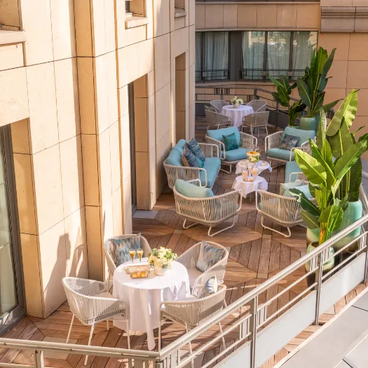 Balcon privé avec vue sur la Tour Eiffel, idéal pour un séjour romantique à l’Hôtel du Collectionneur.