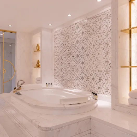 Salle de bain spacieuse et sophistiquée, offrant un confort absolu à l’Hôtel du Collectionneur.