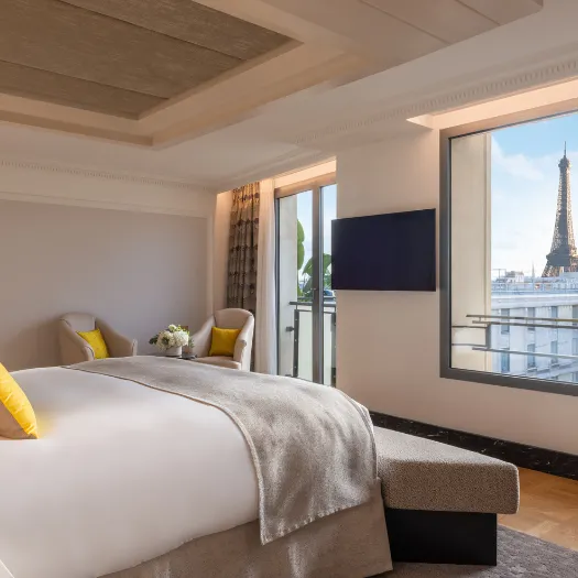 Chambre élégante et spacieuse de l’Hôtel du Collectionneur à Paris, offrant un confort haut de gamme.