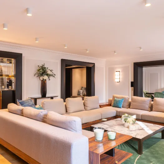 Espace lounge sophistiqué de l’Hôtel du Collectionneur, idéal pour se détendre dans un cadre luxueux.