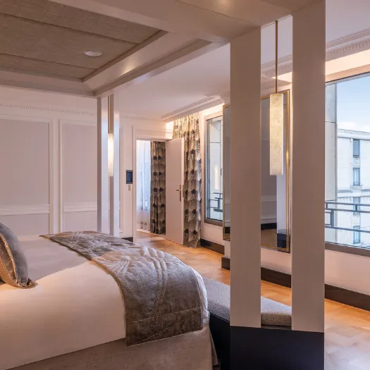 Chambre spacieuse et élégante de l’Hôtel du Collectionneur à Paris, avec décoration raffinée et confort absolu.