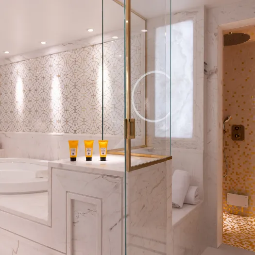 Salle de bain luxueuse de l’Hôtel du Collectionneur à Paris, avec marbre élégant et équipements haut de gamme.