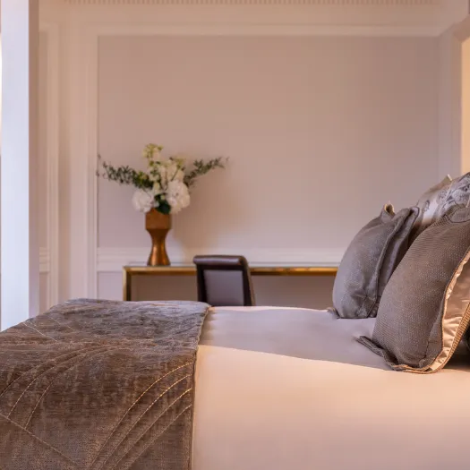 Chambre élégante avec une vue imprenable sur Paris, parfaite pour un séjour inoubliable à l’Hôtel du Collectionneur.