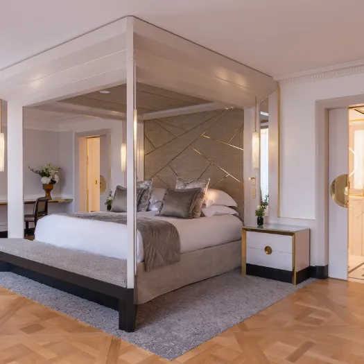 Ambiance raffinée et confort absolu dans une chambre spacieuse de l’Hôtel du Collectionneur.