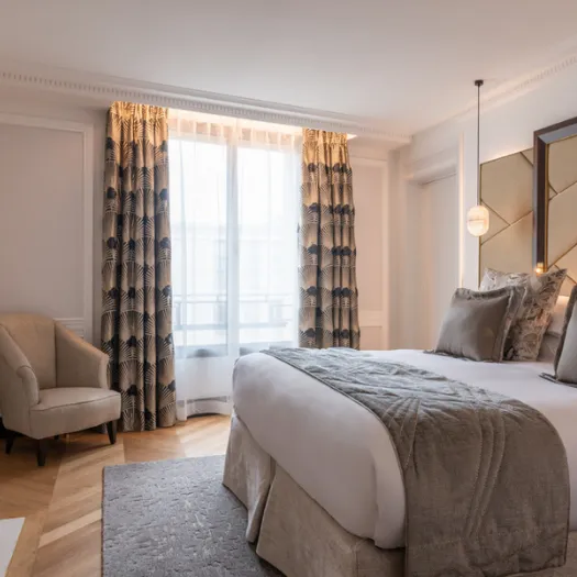 Chambre luxueuse de l’Hôtel du Collectionneur à Paris, avec lit king-size et décoration élégante.