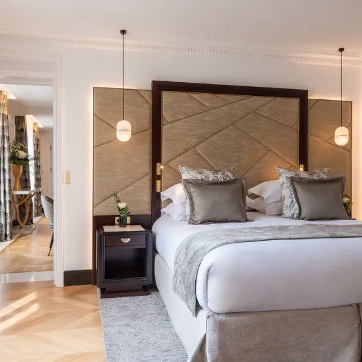 Intérieur raffiné d’une chambre de l’Hôtel du Collectionneur, offrant une atmosphère cosy et prestigieuse.