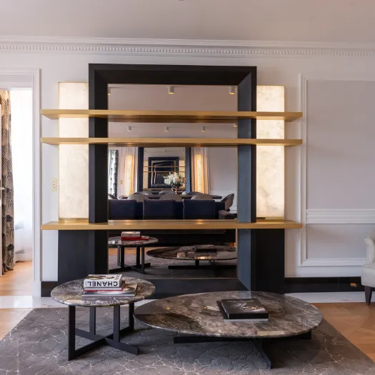 Salon spacieux et décoré avec goût, idéal pour un moment de détente à l’Hôtel du Collectionneur à Paris.