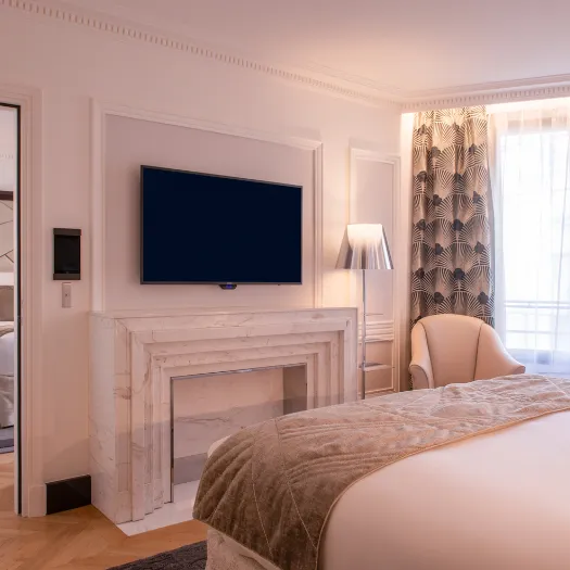 Chambre élégante et spacieuse de l’Hôtel du Collectionneur à Paris, alliant confort et raffinement.