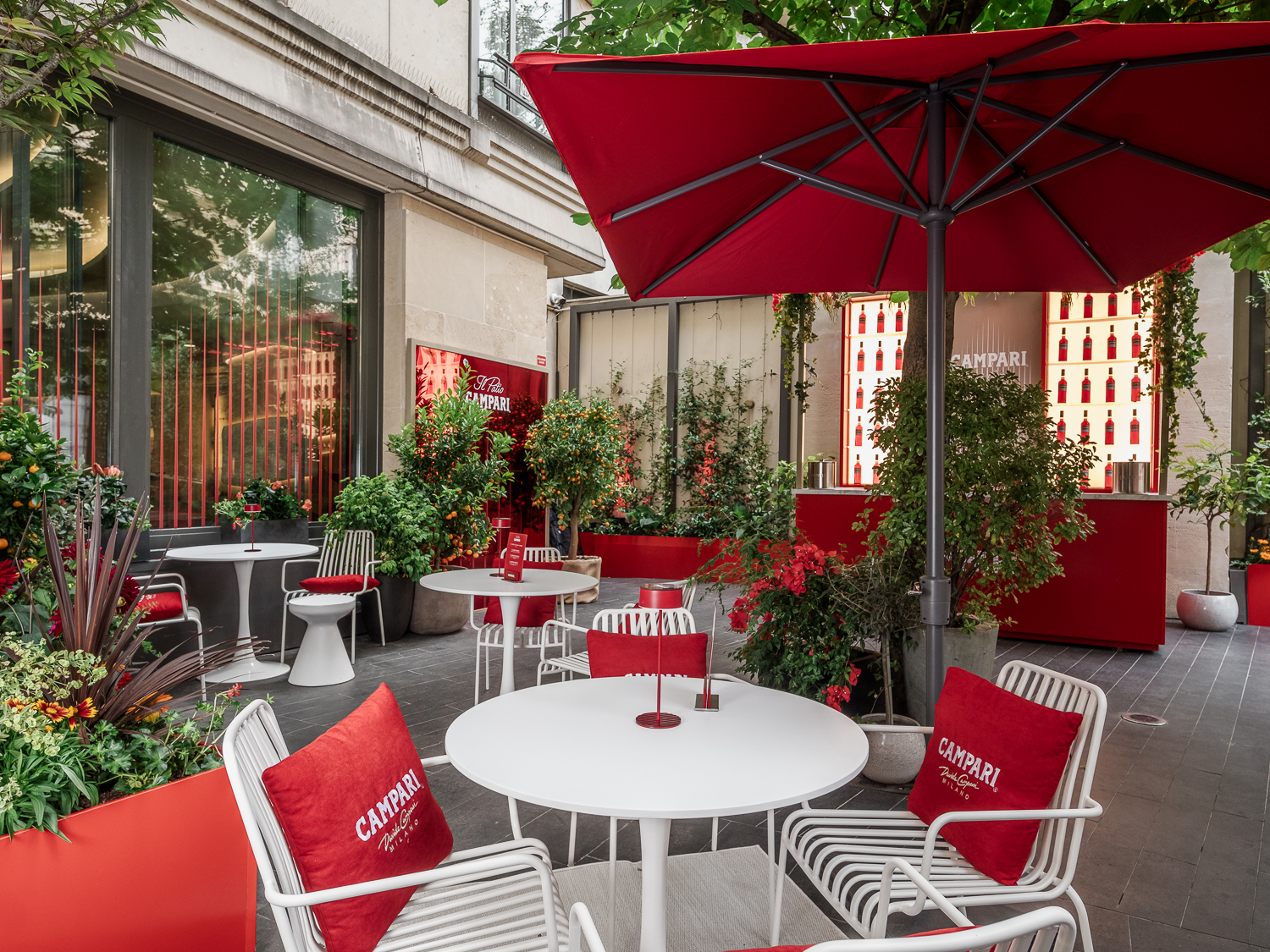 A cozy atmosphere on the bar terrace, where elegance and comfort meet for a unique experience in Paris.