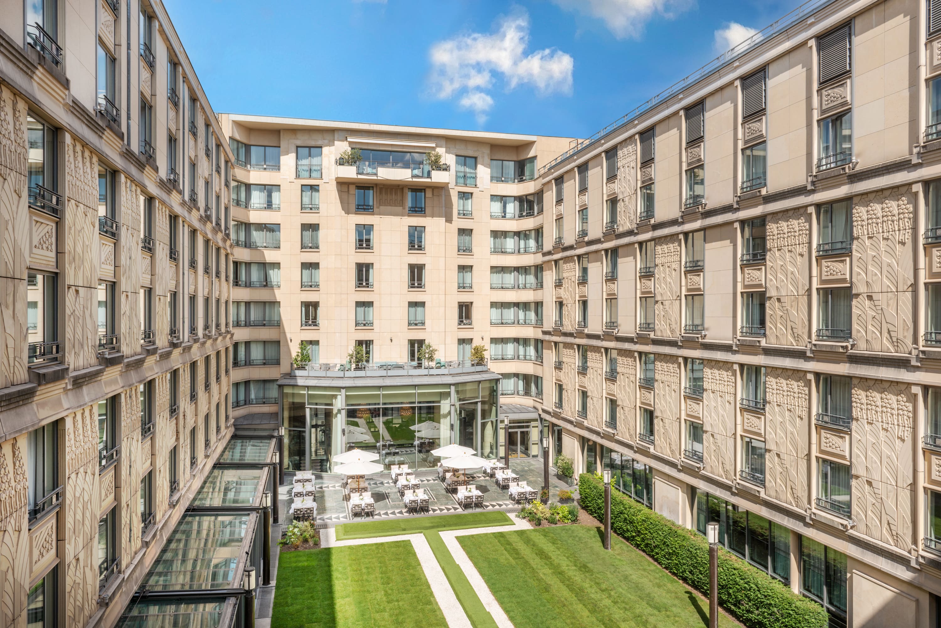 Refined restaurant overlooking a garden, offering a unique culinary experience in Paris.