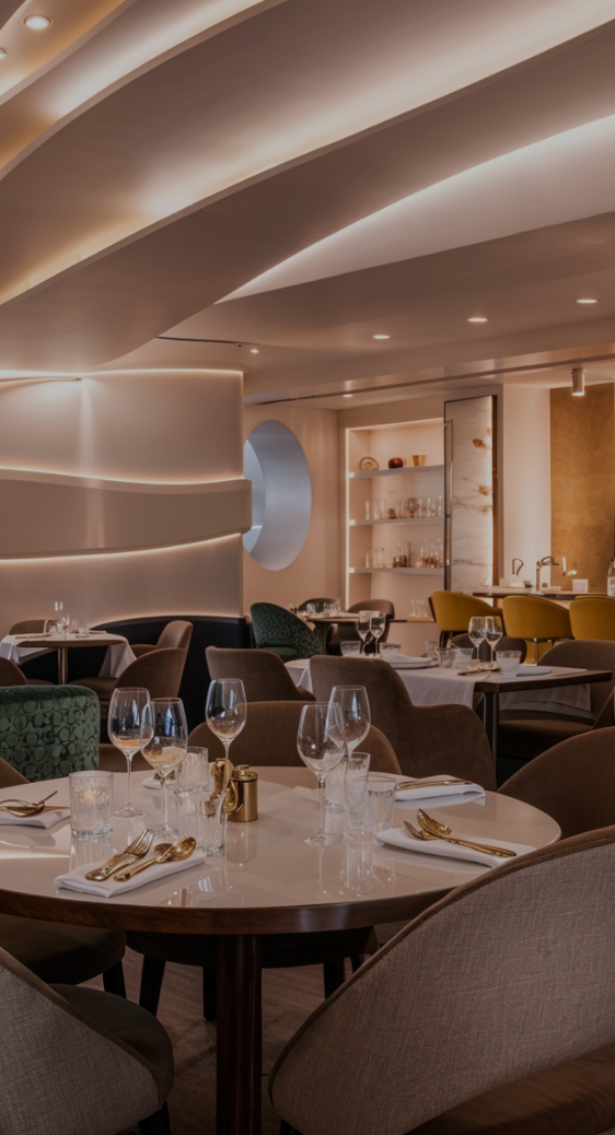 Table dressée dans un restaurant élégant, parfait pour un dîner romantique ou un repas d'affaires.