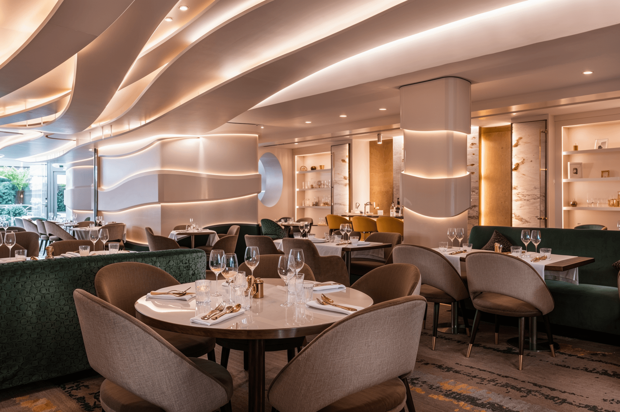 Restaurant gastronomique offrant une cuisine raffinée dans un cadre élégant près du Parc Monceau.