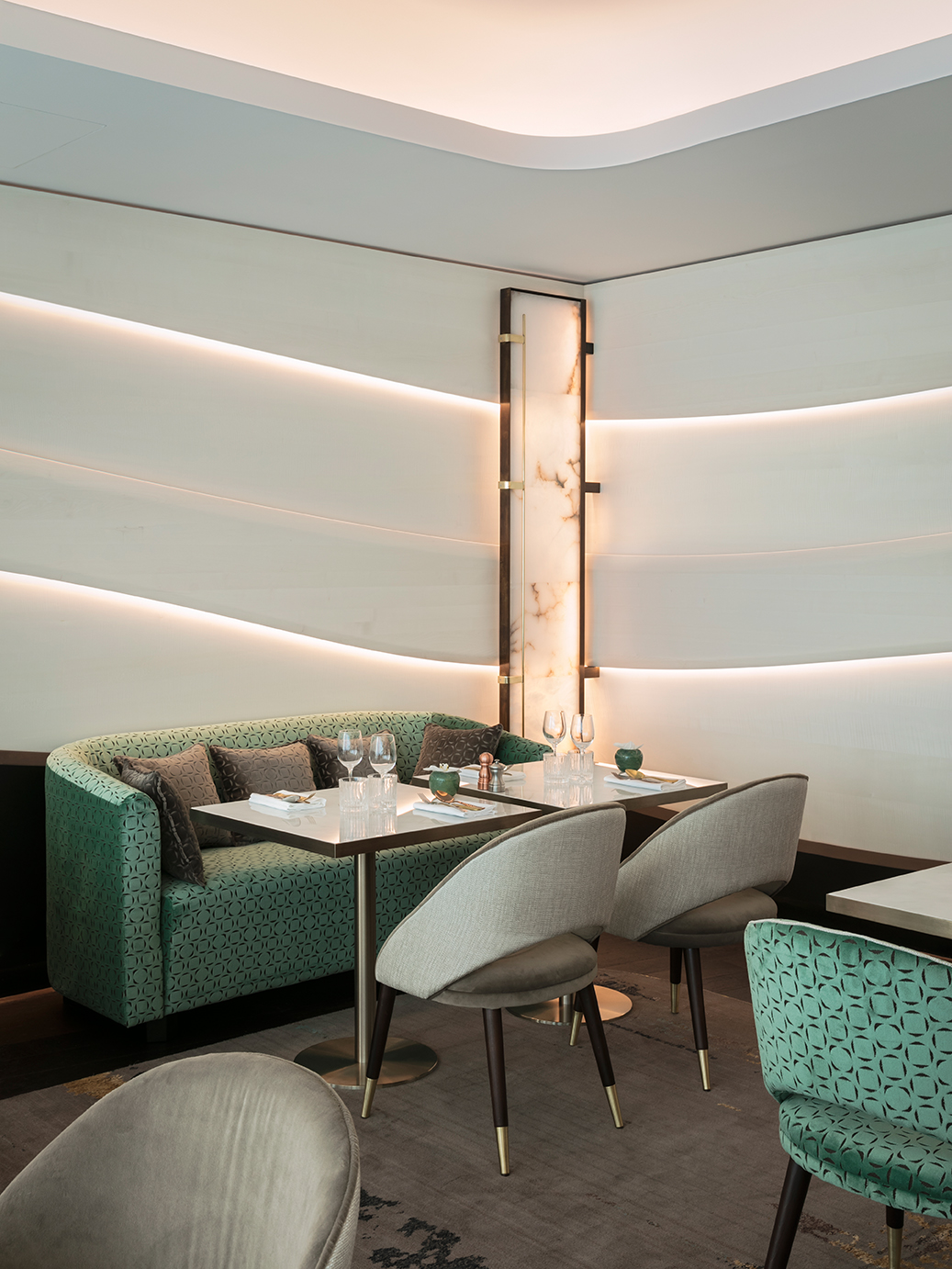 Couloir élégant et lumineux, mêlant design moderne et touches Art Déco pour une ambiance raffinée.