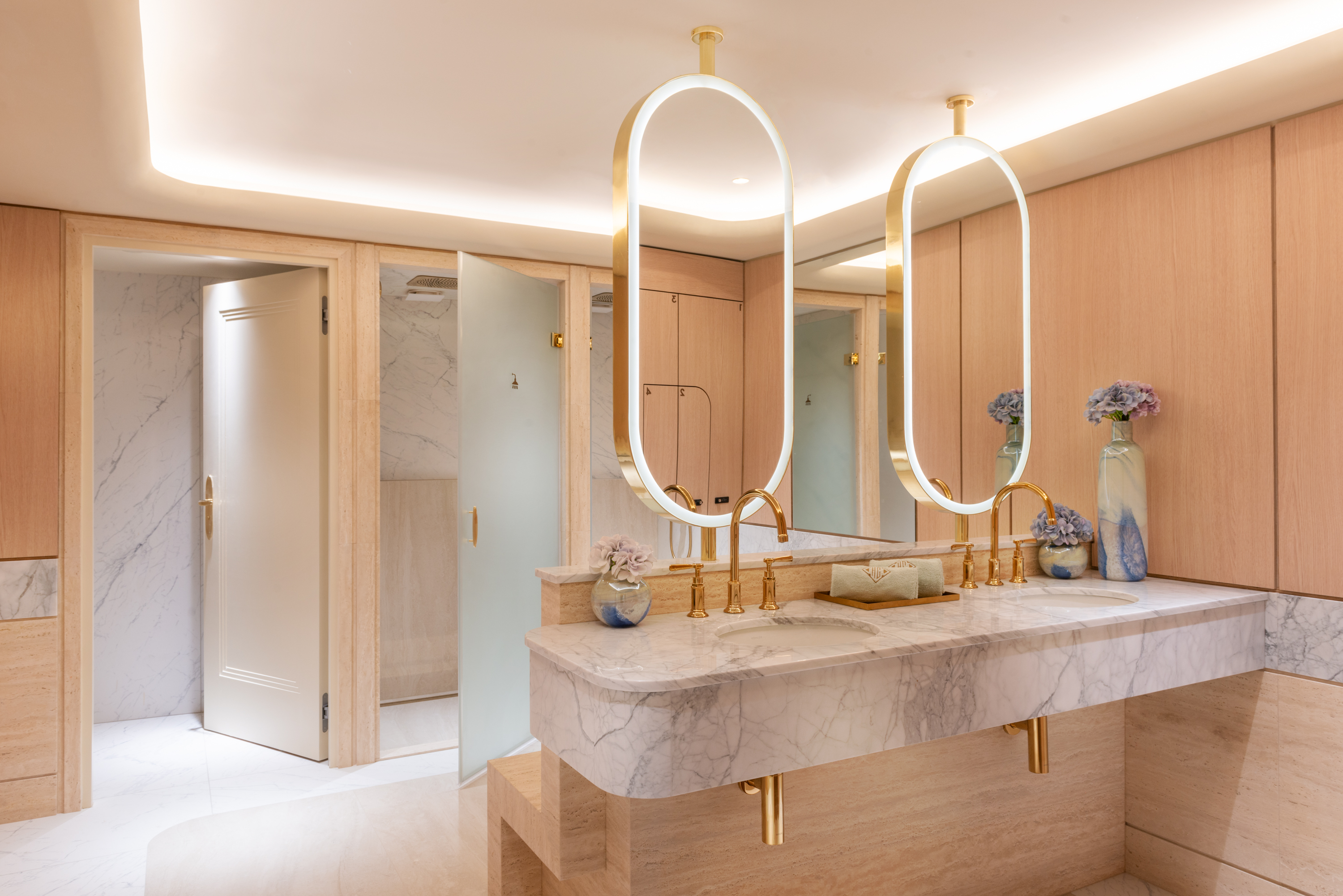 Luxurious jacuzzi area, offering a moment of relaxation and well-being in an elegant setting in Paris.