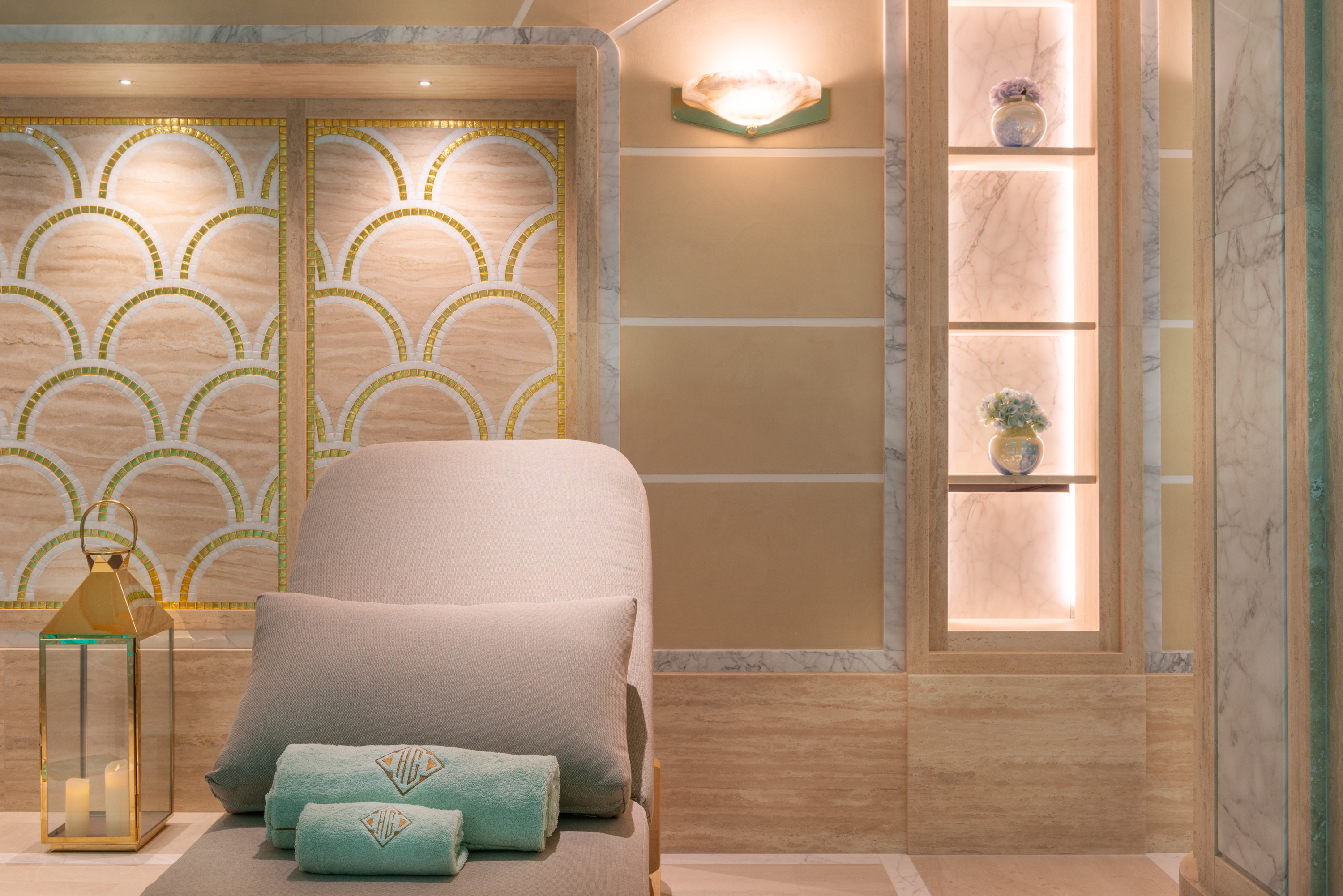 Espace dédié au yoga, offrant calme et sérénité pour des séances de relaxation au cœur de Paris.