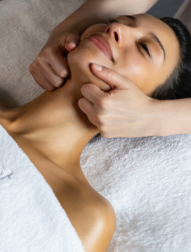 Relaxing facial treatment, combining expert techniques and high-end products for radiant skin in the heart of Paris.