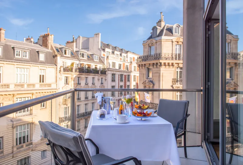 Chambre Prestige lumineuse avec accès à un balcon privé, parfaite pour admirer la vue parisienne.