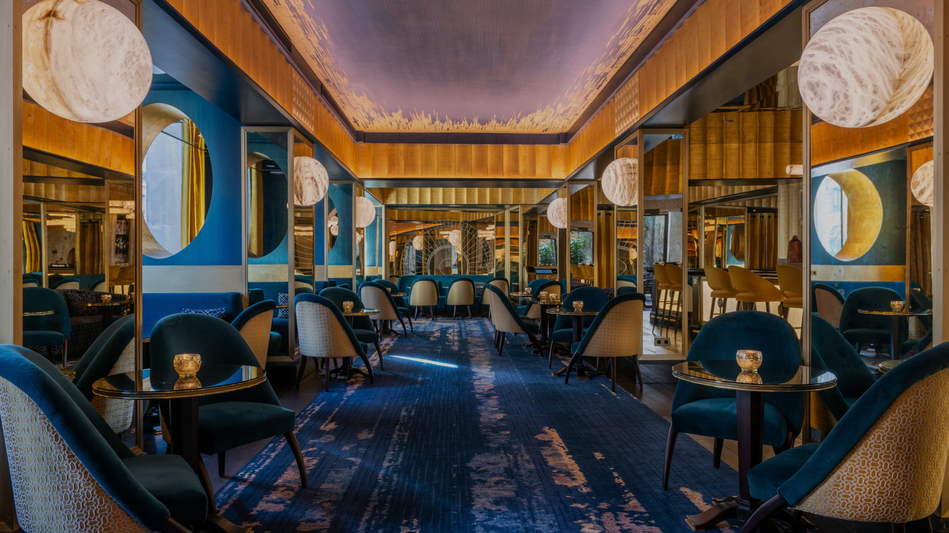 Table dressée dans un restaurant élégant, parfait pour un dîner romantique ou un repas d'affaires.