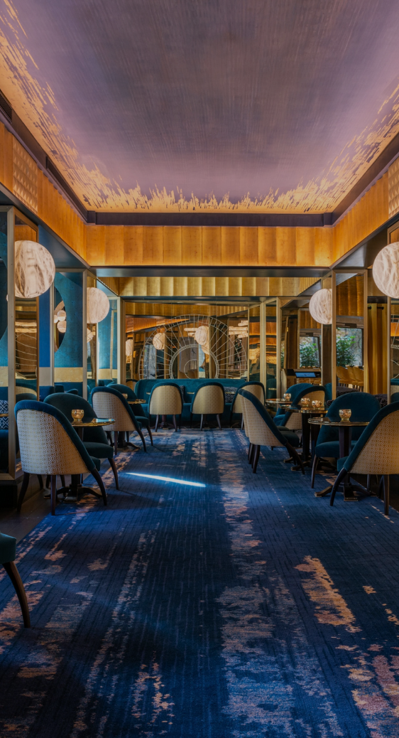 Table dressée dans un restaurant élégant, parfait pour un dîner romantique ou un repas d'affaires.