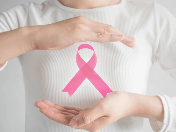Mains encadrant un ruban rose, symbole de la lutte contre le cancer du sein