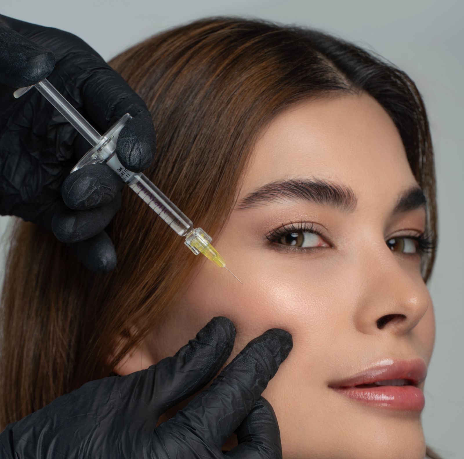 Injection au niveau de la pommette, à l'aiguille fine