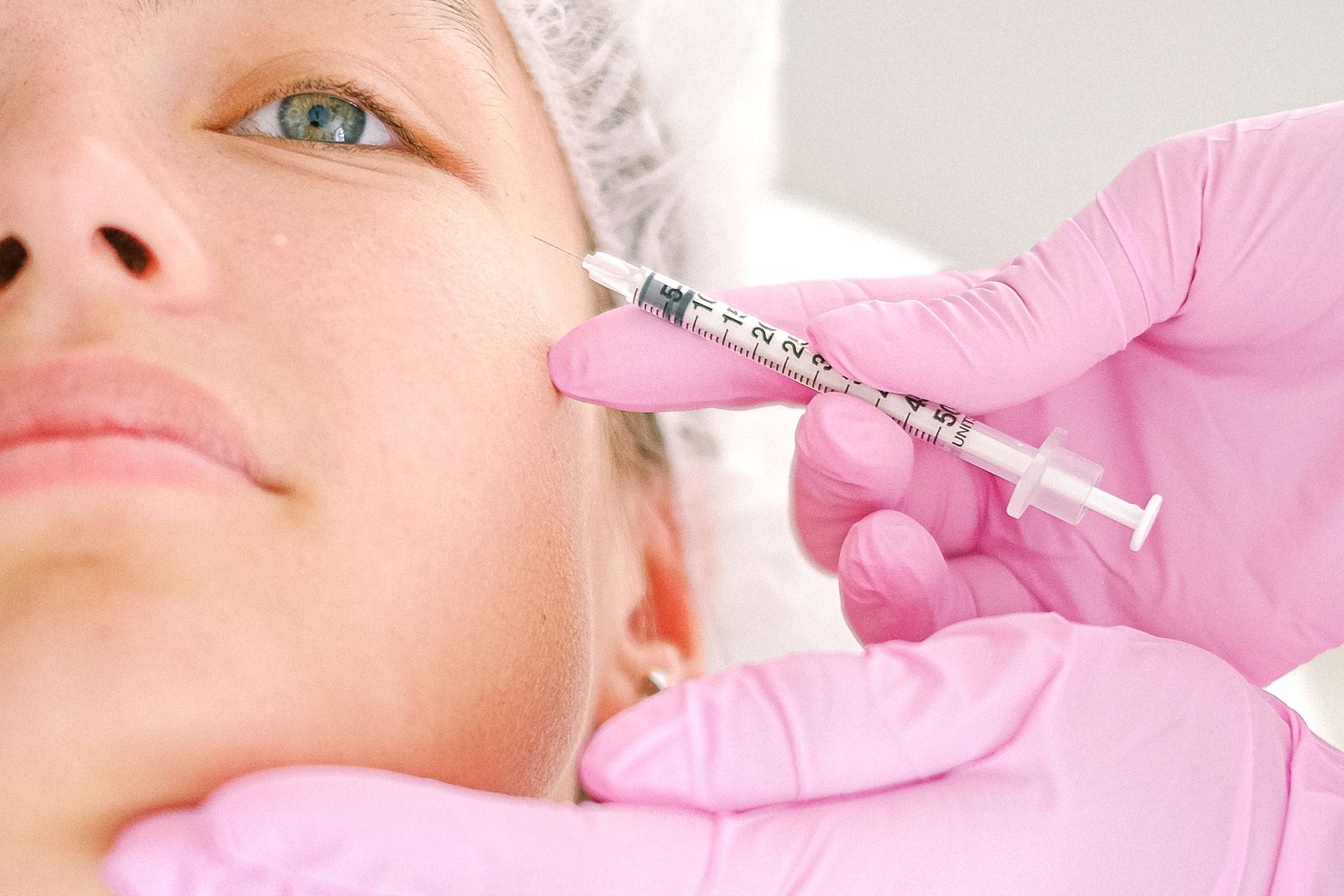 Injection dans la joue d'une patiente, à la seringue