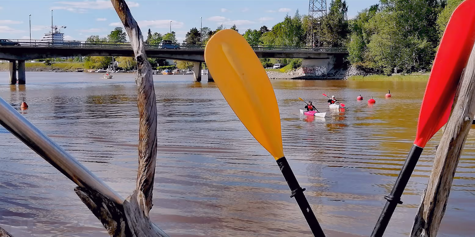 Happy customers paddling under the Mustikkamaa bridge.
