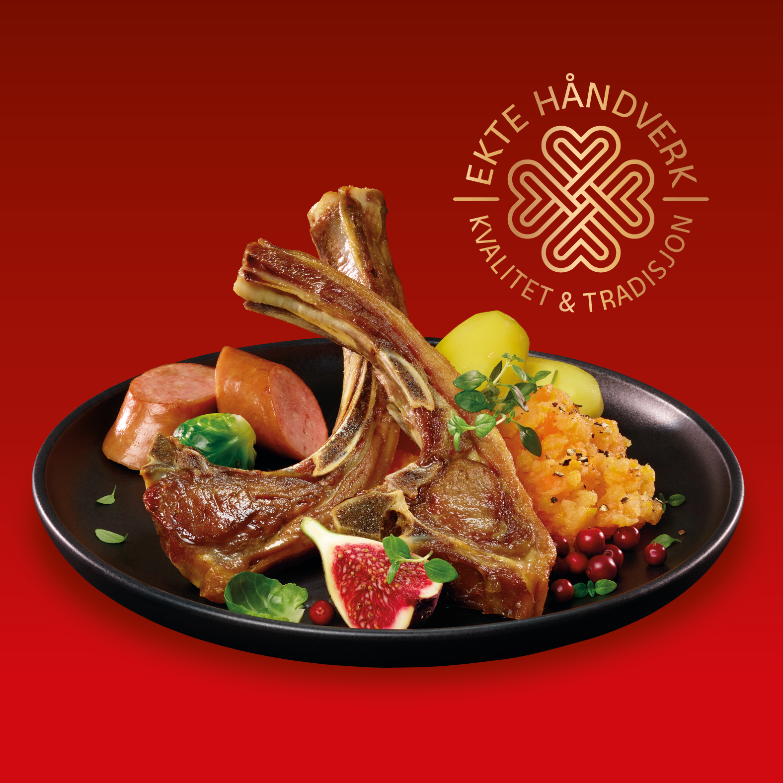 Bilde av pinnekjøtt fra gilde. Anrettet på tallerken sammen med poteter, pølser og kålrabistappe.