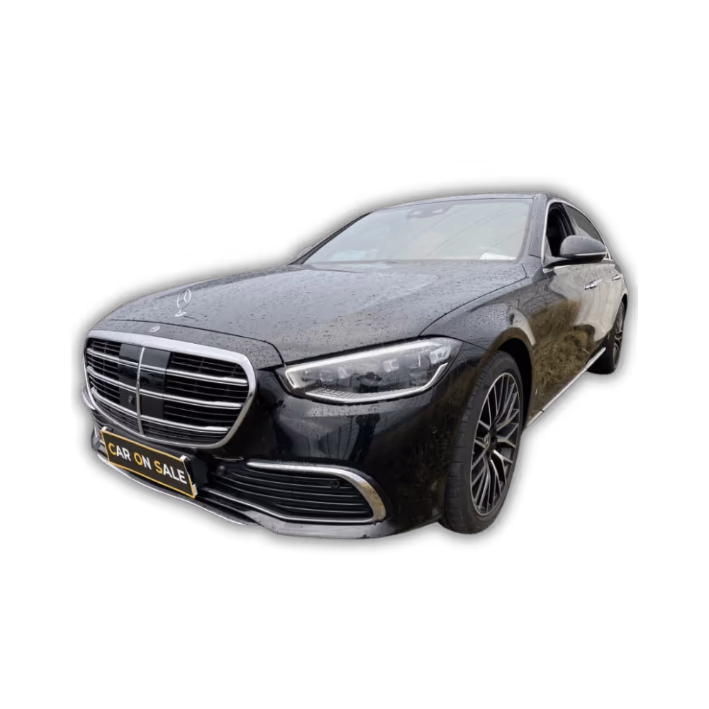 Frontansicht einer Mercedes-Benz S-Klasse in elegantem Design, fotografiert von vorne.