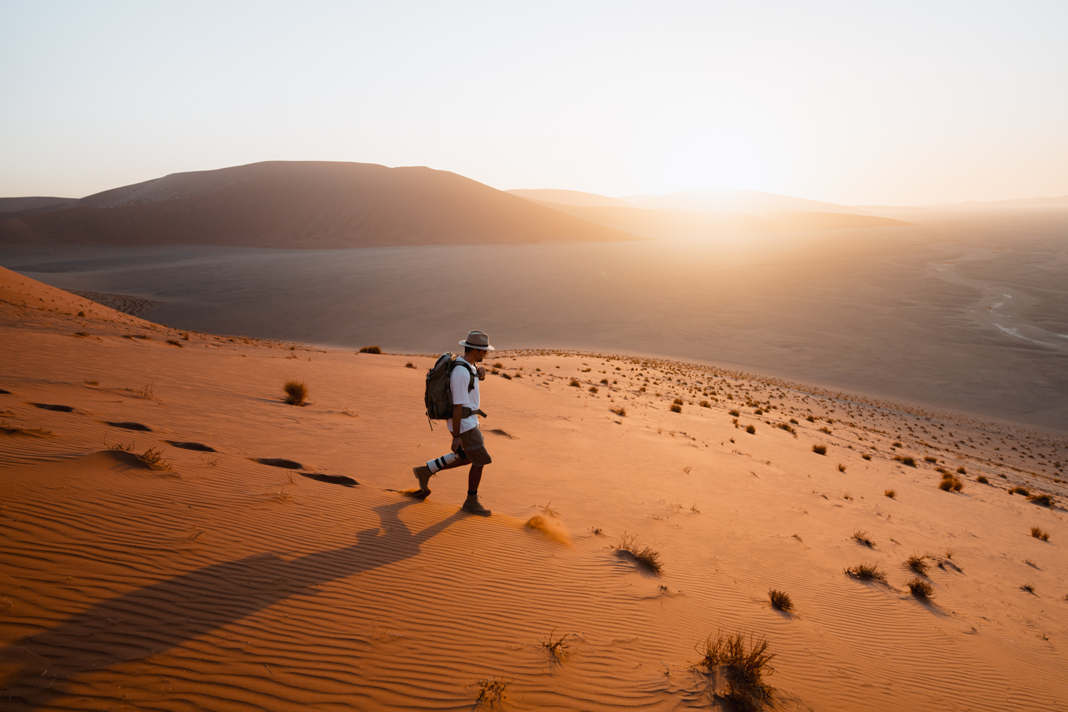 Ein kaputtes Auto in der Wüste Namibias. 