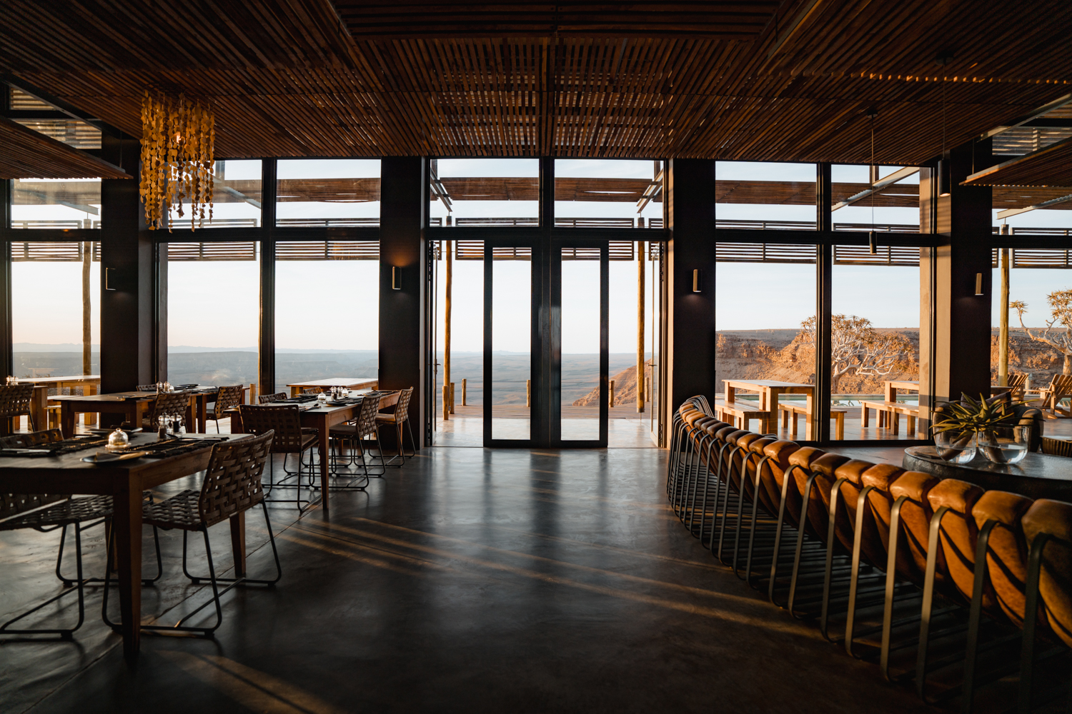 Pool der Fish River Lodge mit Aussicht auf den Canyon.
