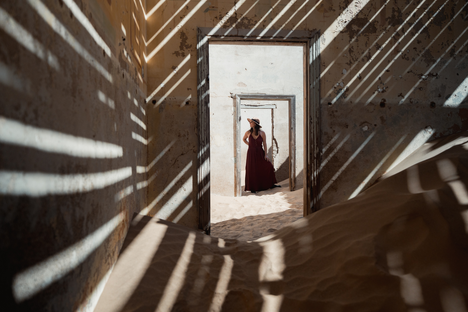 Frau in einem verlassenen Haus in Namibia in der Wüste