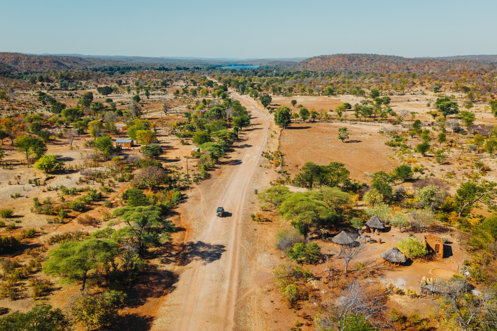 4x4 Auto fährt in der Natur von Simbabwe, man sieht es aus der Vogelperspektive