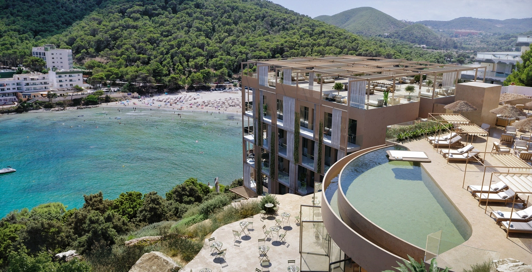 An upscale resort overlooking a scenic bay with an infinity pool, sun loungers, and lush greenery. This emphasizes the application of hospitality 3D rendering in creating attractive and immersive visualizations of resort amenities and outdoor spaces.