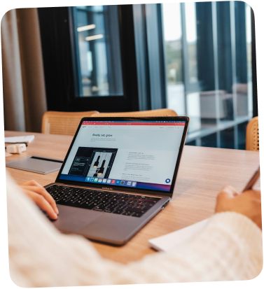 Personne sur laptop devant un tableau de bord analytics