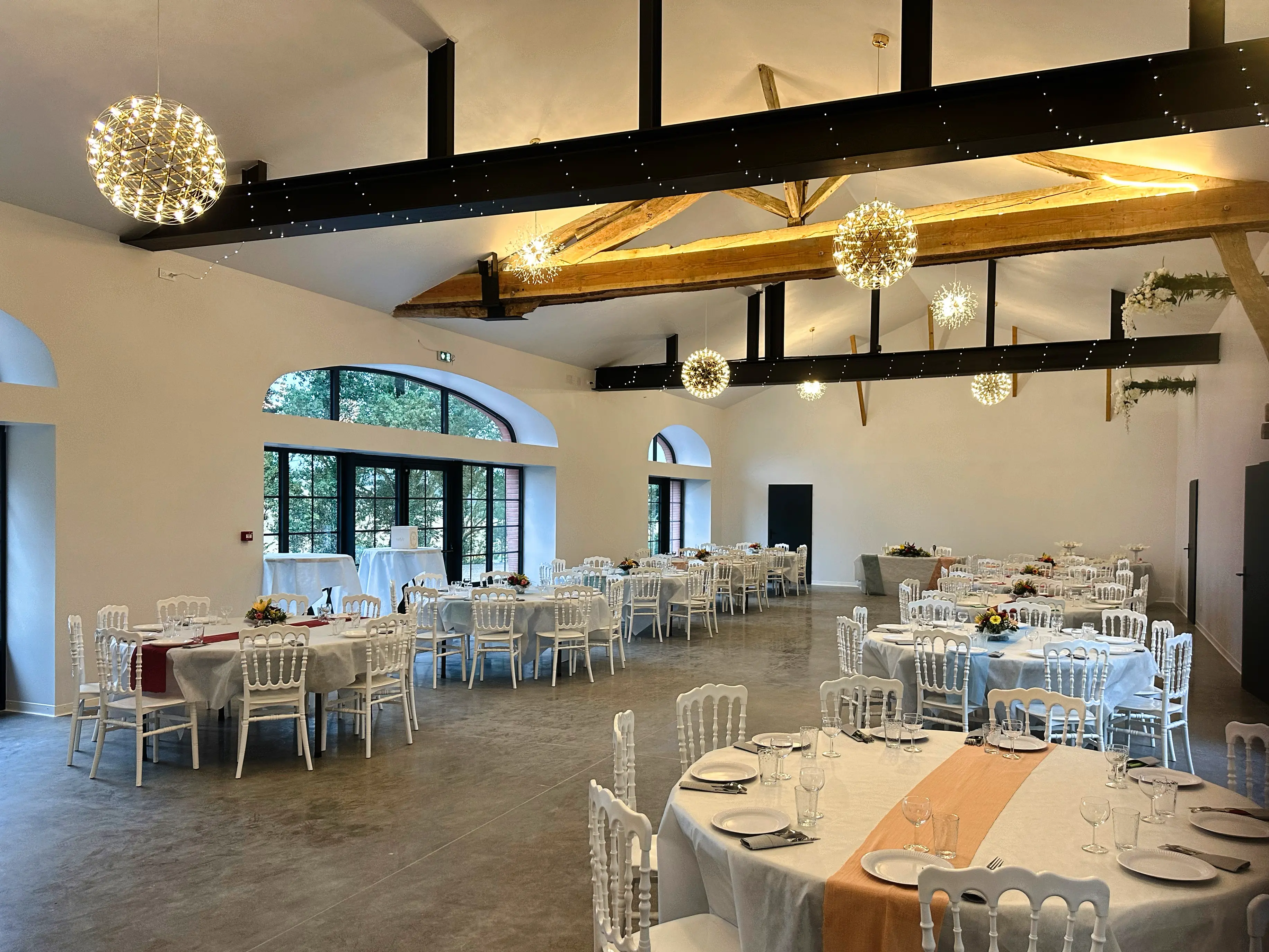 Salle principale Léopold du clos de Montgay, idéale pour mariages et événements à Nailloux